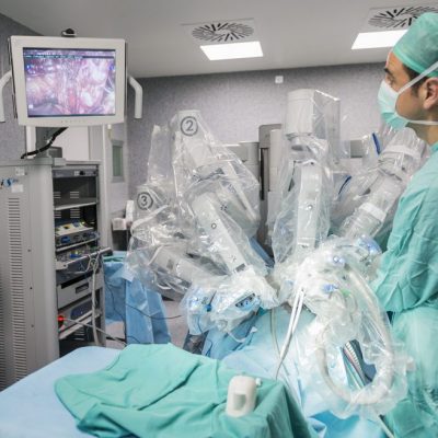 Dr Busto Martín y Dr Barbagelata durante una operación